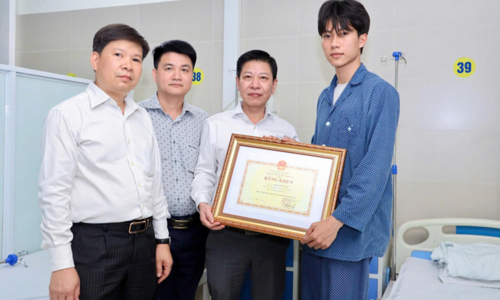 Nam sinh lao vào đám cháy cứu người được quyền Bộ trưởng GD&ĐT tặng Bằng khen