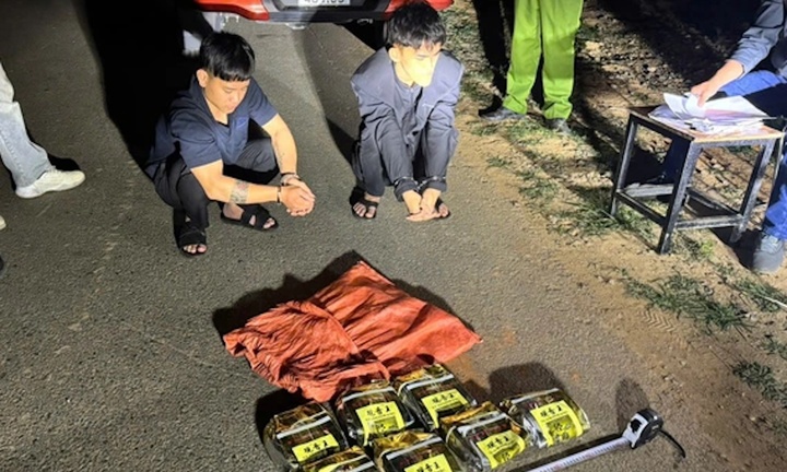 Vây bắt 2 người lái ô tô chở 7kg ma túy đá ở Quảng Trị