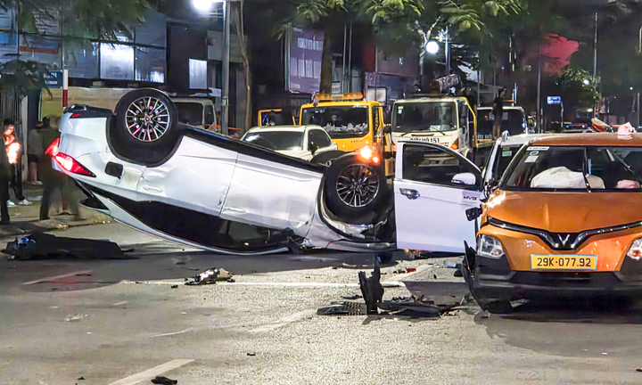 Hiện trường ô tô 'điên' tông liên hoàn khiến 2 người bị thương