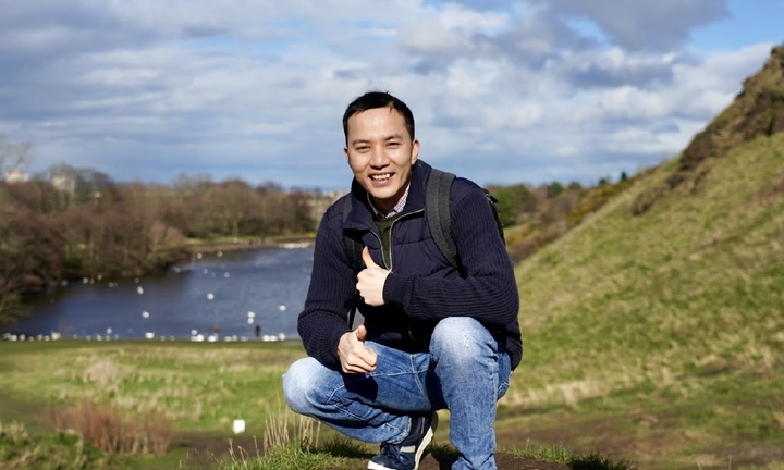 Từ cậu bé 4h sáng lội bùn đi học đến top 2% nhà khoa học ảnh hưởng nhất thế giới