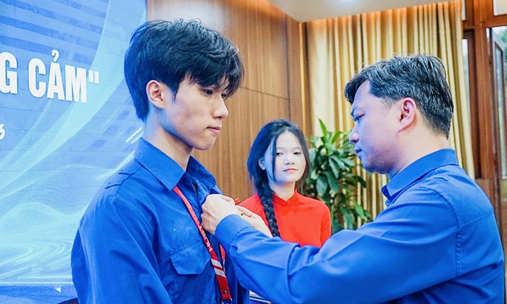 Tặng Huy hiệu 'Tuổi trẻ dũng cảm' cho nam sinh lao vào đám cháy cứu người 