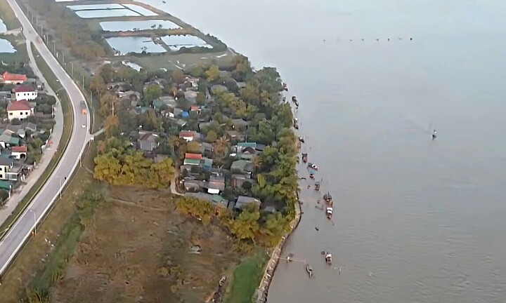 Nhà cửa chực chờ đổ sập, dân 'dài cổ' chờ tái định cư