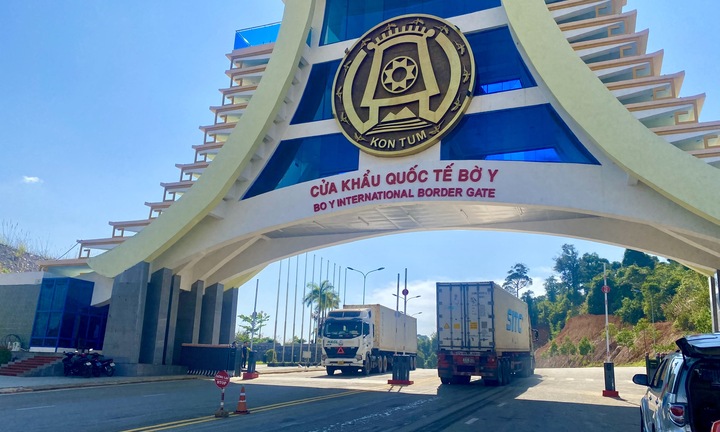 Chặn đứng xe tải nghi vận chuyển xăng sang biên giới tiêu thụ