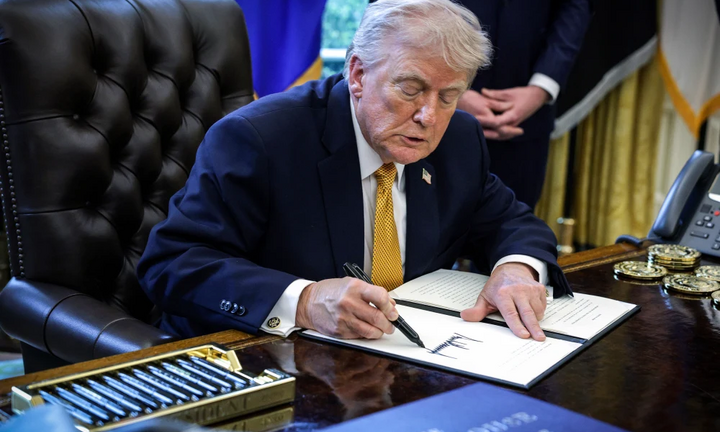 Lần đầu tiên trong lịch sử tiền giấy USD sẽ được in chữ ký của Tổng thống Trump