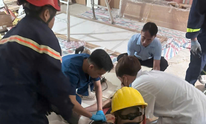 Nam công nhân tử vong sau sự cố kẹt thang máy ở Phú Thọ