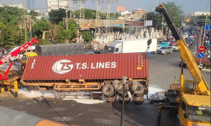 Xe container lật giữa vòng xoay ở TP.HCM, sơn trắng tràn mặt đường