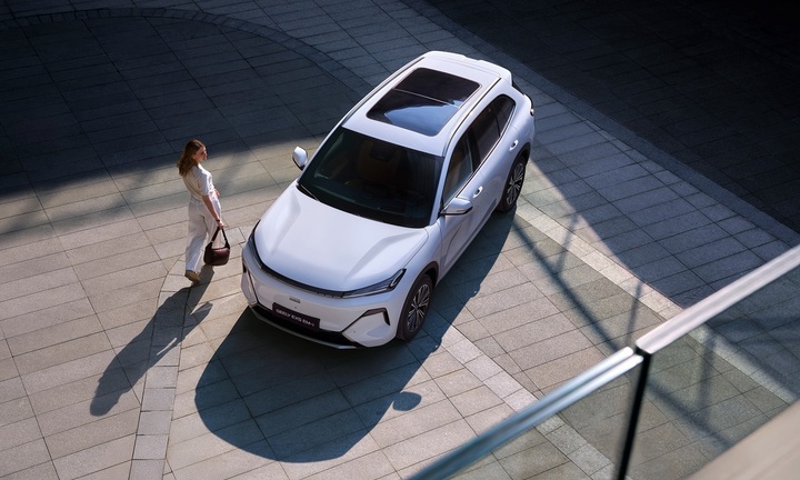 Geely EX2 và EX5 EM-i: Nhỏ gọn hiện đại, sạc đầy pin đổ đầy xăng đi 1.800 km