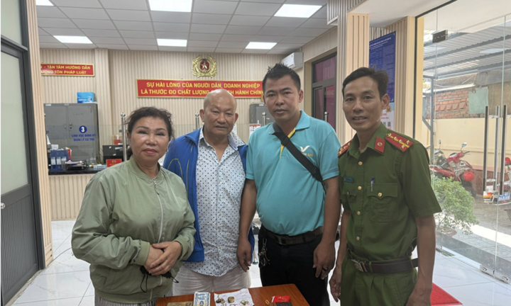 Công an TP.HCM giúp người phụ nữ tìm lại túi xách chứa tiền, vàng, kim cương