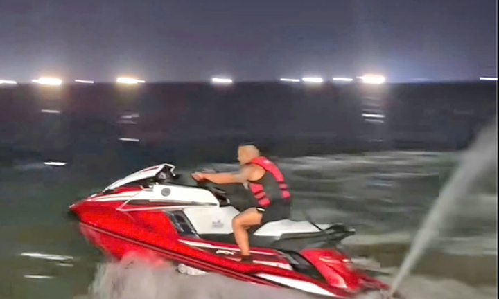 Liều lĩnh lái mô tô nước trong bãi tắm công cộng, TikToker bị mời làm việc