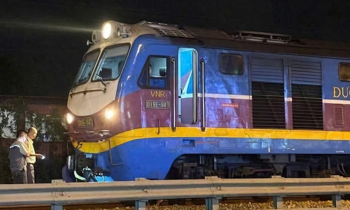 Va chạm với tàu hỏa ở Hà Nội, 2 người đi xe máy tử vong