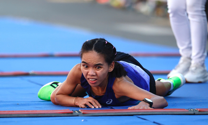 Nể phục nữ VĐV kiệt sức trên đường vẫn không bỏ cuộc, gồng mình bò qua vạch đích