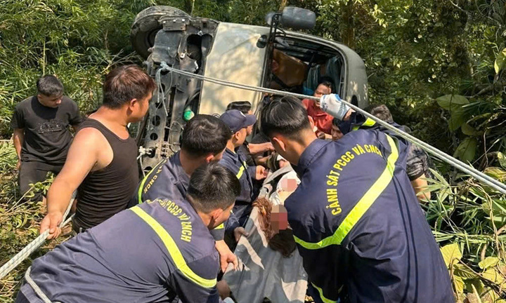Xe chở khách du lịch rơi xuống vực ở Tam Đảo, 7 người bị thương
