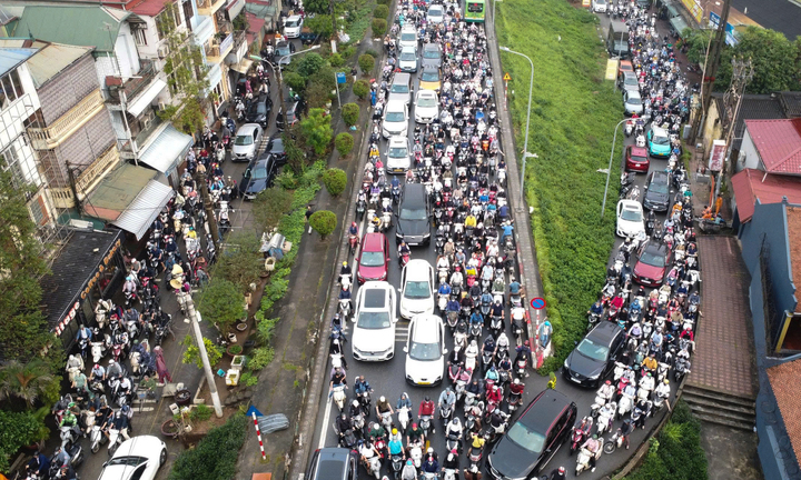 Xe máy tràn vào ngõ tìm lối thoát, giao thông hỗn loạn sau khi cấm cầu Long Biên