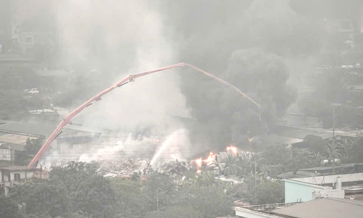 Kho xưởng ở Hà Nội cháy ngùn ngụt rạng sáng 30/3