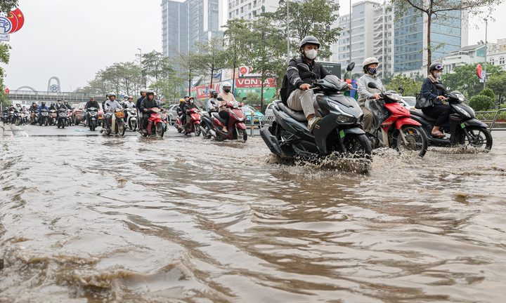 Hà Nội hứng mưa đá, ngập úng, tắc đường sáng đầu tuần