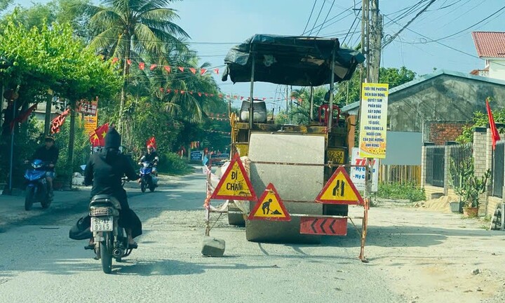Xe tải cày nát tỉnh lộ ở Đà Nẵng: 'Vá' chỗ này lại hỏng chỗ kia