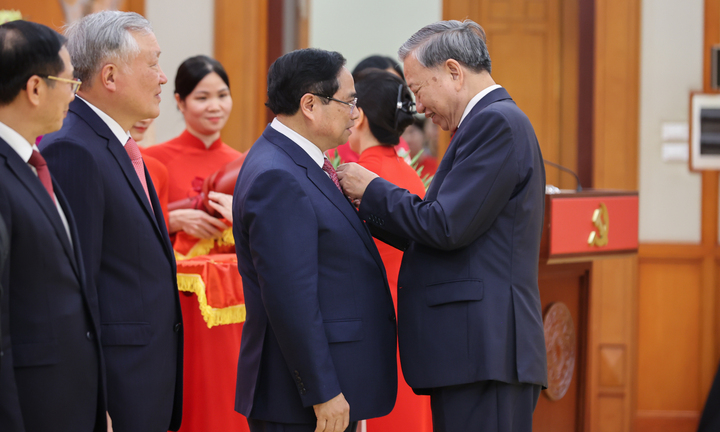 Tổng Bí thư Tô Lâm trao tặng Huân chương Quân công hạng nhất cho Thủ tướng Phạm Minh Chính