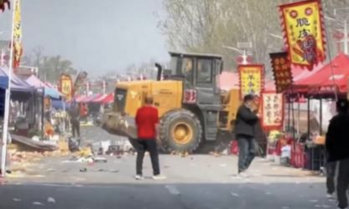 Máy ủi 'lao như bay' vào chợ, 8 người thiệt mạng