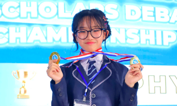 Cô bé 13 tuổi giành cú đúp huy chương vàng tại giải tranh biện tiếng Anh