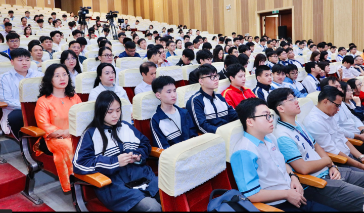 37 học sinh Việt Nam vào đội tuyển thi Olympic khu vực và quốc tế năm 2026