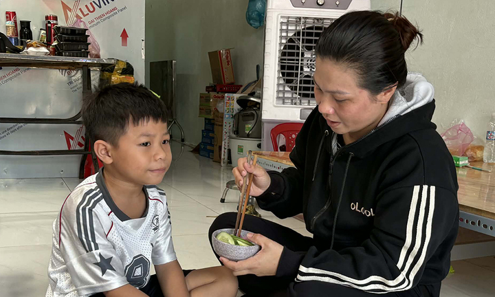 Ước mơ miếng gà rán của con và 'hai bản án' ung thư đè nặng vai người mẹ nghèo