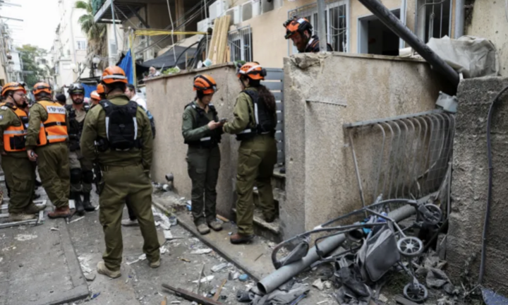 Hình ảnh tan hoang ở Israel sau mưa tên lửa từ Iran