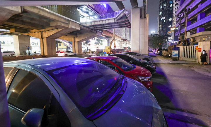 Vỉa hè nhà ga Cát Linh - Hà Đông bị chiếm dụng, xe đỗ sát chân cầu thang