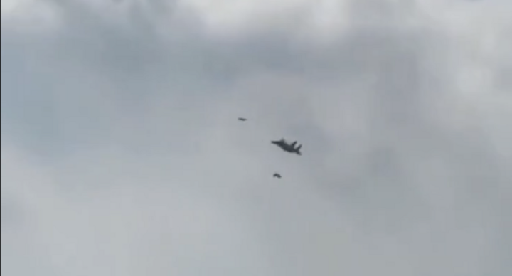 Cận cảnh tiêm kích F-15 truy đuổi UAV Shahed của Iran như phim hành động 