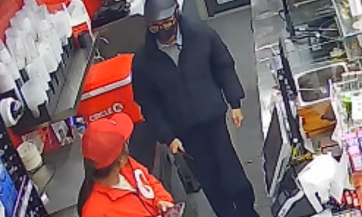 Dí dao doạ nhân viên cửa hàng Circle K, cướp tiền lúc rạng sáng