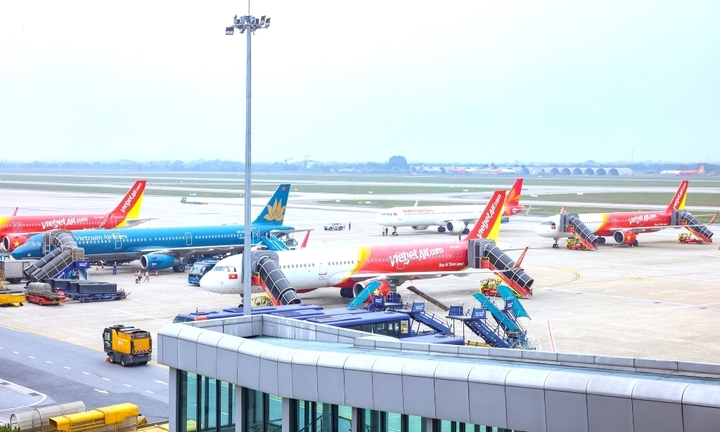 Bộ Xây dựng cân nhắc giữa áp phụ thu nhiên liệu và tăng trần vé bay nội địa