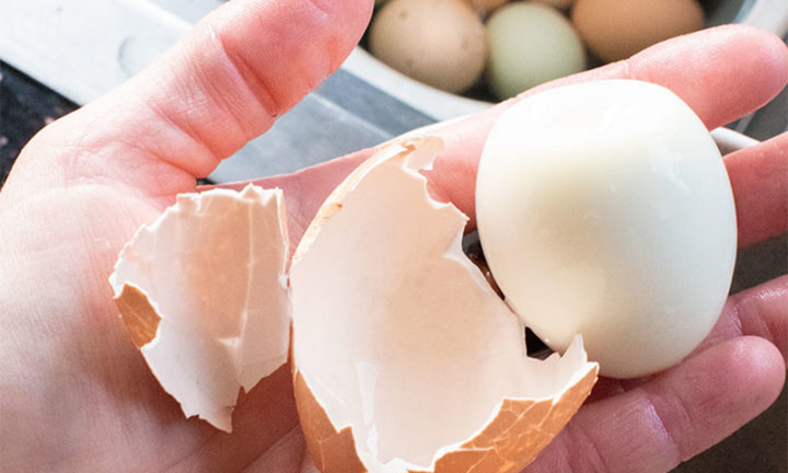 Mẹo luộc trứng dễ bóc vỏ