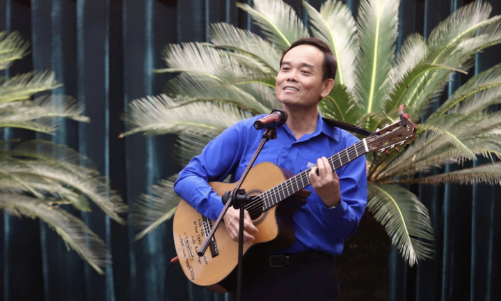 Bí thư Thành ủy TP.HCM Trần Lưu Quang ôm đàn, hát tặng thanh niên