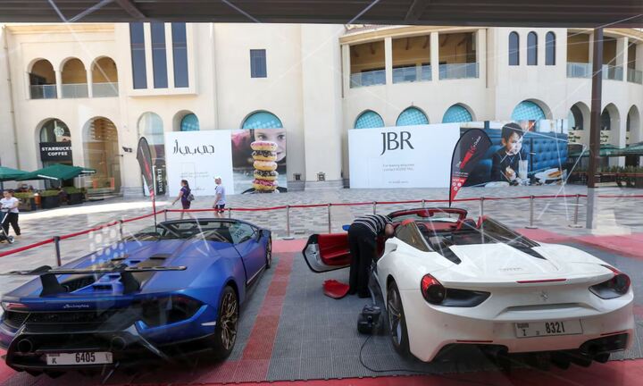 Xe sang mắc kẹt giữa biển vì 'điểm nghẽn' Hormuz