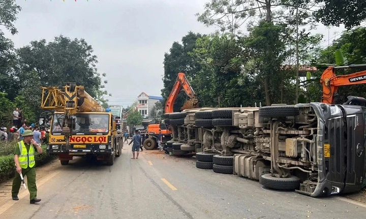 Bắt giam tài xế vụ lật xe đầu kéo khiến 2 phụ nữ tử vong ở Phú Thọ