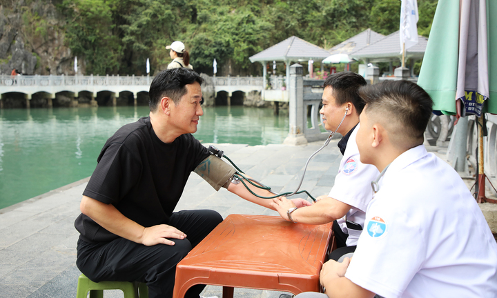 Quảng Ninh lập tổ y tế thường trực 24/24h trên vịnh Hạ Long