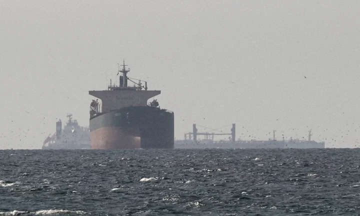 Tàu chở dầu phát tín hiệu thuộc sở hữu Oman mở lối vượt eo biển Hormuz