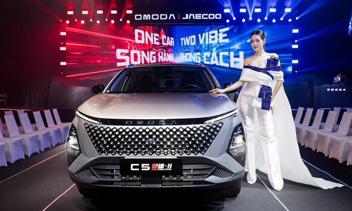 Thời trang 'One Car Two Vibes – Song hành phong cách' tại lễ ra mắt C5 SHS-H