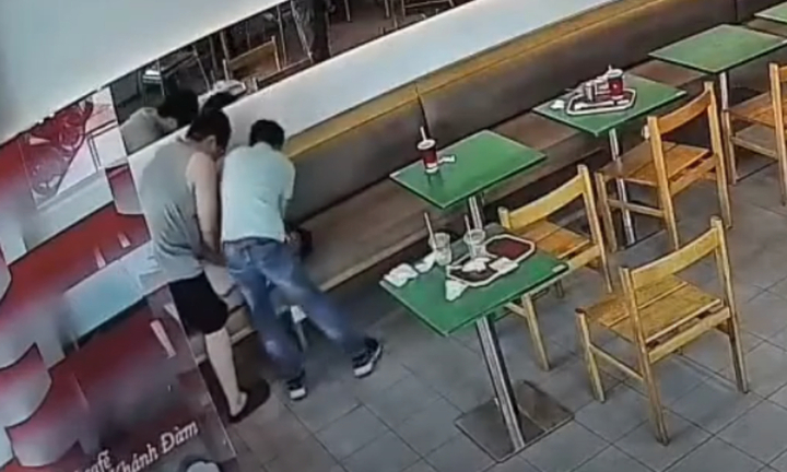 Nam bác sĩ ép tim giữa quán cà phê cứu người đàn ông đột ngột ngừng tim