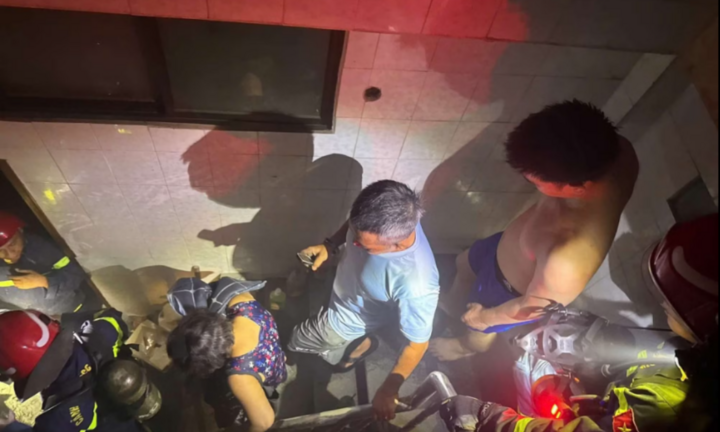 Cắt cửa cuốn, cứu người mắc kẹt trong căn nhà 6 tầng cháy dữ dội