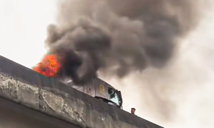 Xe đầu kéo bốc cháy ở Vành đai 3 trên cao, khói đen cuồn cuộn