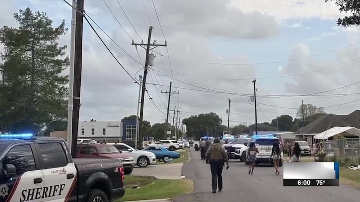 Xe lao vào đám đông ở Mỹ, hơn 20 người bị thương