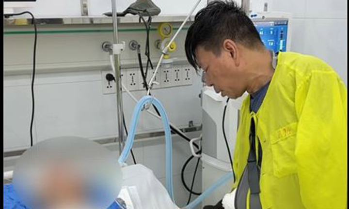 Xúc động khoảnh khắc người cha bó bột khóc tiễn biệt con trai hiến tạng cứu người