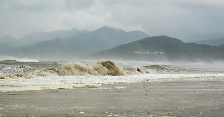 Nhóm nam sinh ở Gia lai đi tắm biển, 1 người bị sóng cuốn mất tích