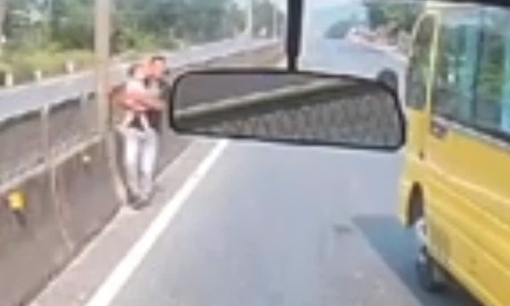 Khoảnh khắc tài xế dừng xe, lao ra bế cháu bé đứng giữa quốc lộ gây xúc động