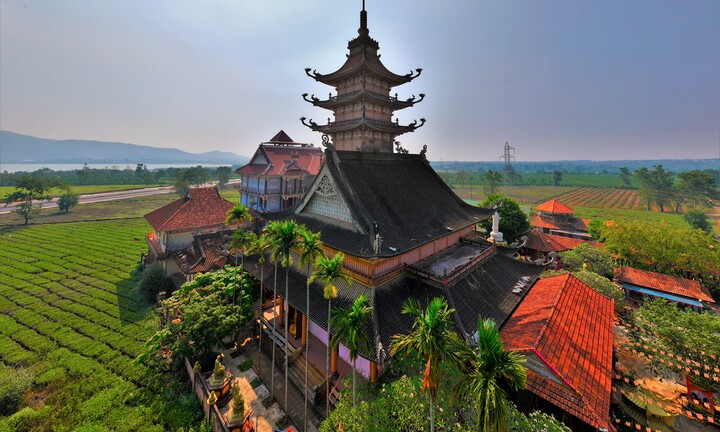 Kiến trúc độc đáo của ngôi chùa nằm giữa bạt ngàn chè xanh ở Gia Lai