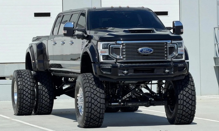 Cận cảnh 'quái thú' bán tải 11 chỗ ngồi, bình dầu đổ đầy hơn 700 lít