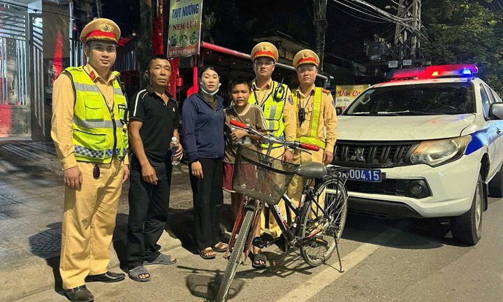 Đạp xe xuyên đêm lạc hơn 150km, bé trai được CSGT đưa về nhà