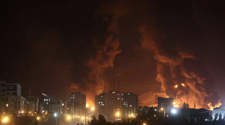 Israel tập kích dữ dội nhà máy hóa dầu lớn nhất Iran