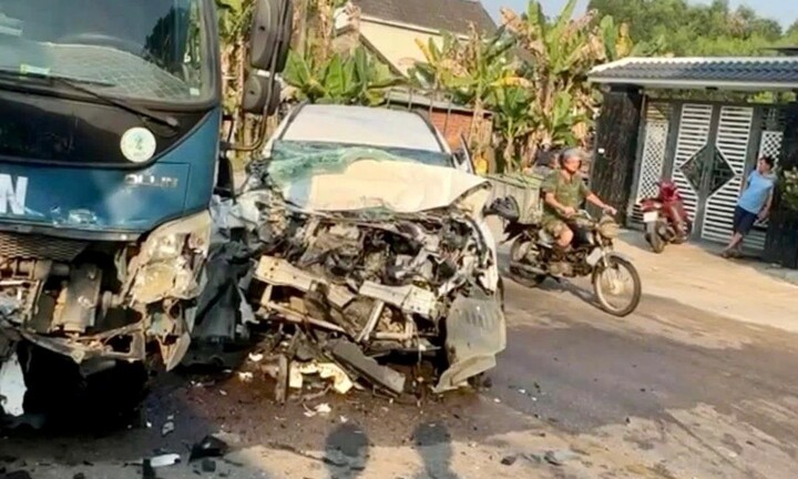 Xe tải va chạm ô tô ở Đà Nẵng, 4 người thương vong