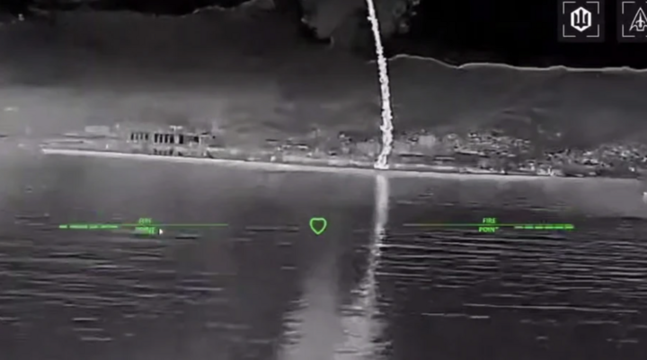 Cận cảnh Ukraine tập kích chính xác vào tàu hộ vệ tên lửa Nga